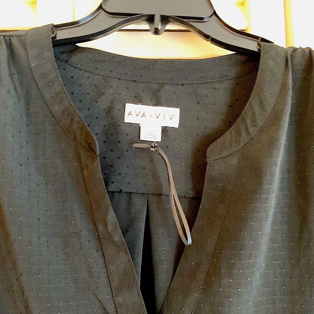 NWOT Ava & Viv Women's Textured Black V Neck Plus Size Top